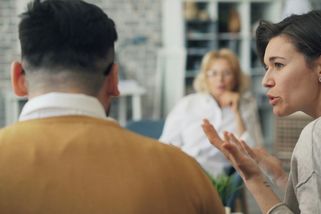 Proč někteří lidé skáčou druhým do řeči? Podle psychologů to ovlivňují rysy osobnosti - Médium.cz